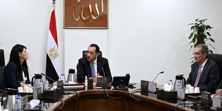 رئيس الوزراء يستعرض خطط التحول الرقمي وجذب الاستثمارات بقطاع الاتصالات