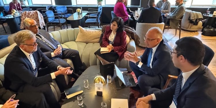 وزير الري يبحث مع المبعوث الفنلندي مجالات التعاون المشترك بالمياه