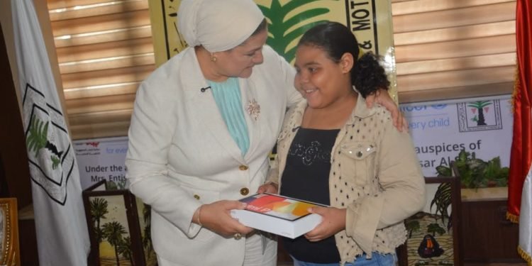 رئيسة المجلس القومي للطفولة والأمومة تكرم الطفلة “هايدي” وتنصبها سفيرة المجلس للرحمة تقديرًا لموقفها النبيل