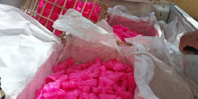 تموين الأقصر يضبط ٣ مخابز ويتحفظ على حلوى مجهولة