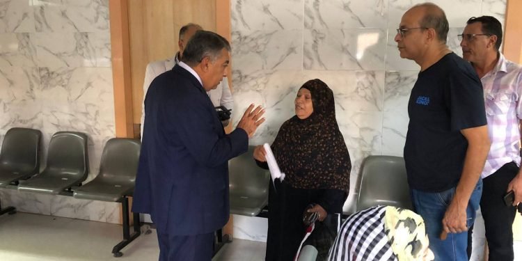 محافظ الدقهلية يتابع انتظام العمل وحسن استقبال المرضى بالتأمين الصحي