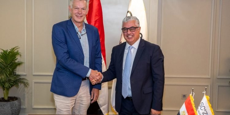 اقتصادية قناة السويس توقع مشروع “صن جاردن” الألماني للأقمشة والمفروشات بالقنطرة غرب