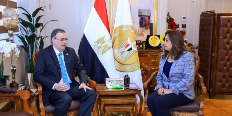 وزيرة التنمية المحلية تبحث مع جهاز التنظيم والإدارة التعاون المشترك