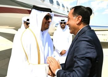رئيس الوزراء يستقبل نظيره القطري بمطار العلمين الدولي
