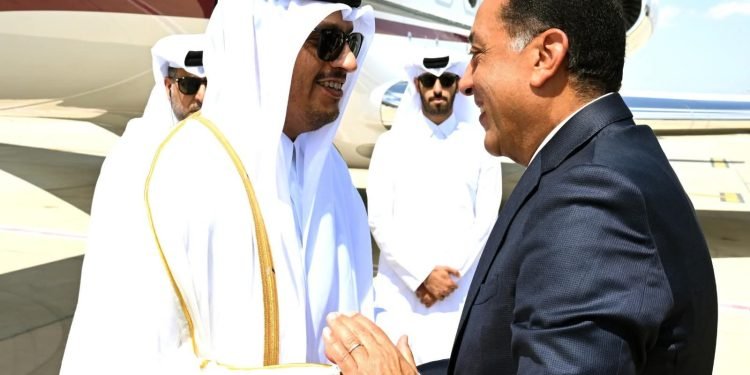 رئيس الوزراء يستقبل نظيره القطري بمطار العلمين الدولي