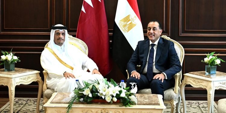 رئيس الوزراء يستعرض مع نظيره القطري آفاق التعاون ودعم الشراكة الاقتصادية