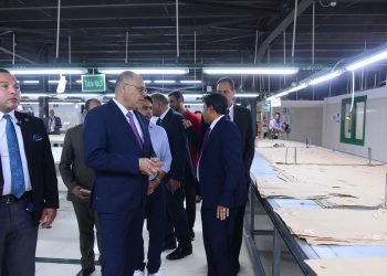وزير العمل يفتتح صالة الإنتاج الجديدة بشركة جولدن ستارز للملابس الجاهزة بالمحمودية