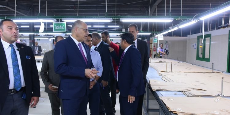 وزير العمل يفتتح صالة الإنتاج الجديدة بشركة جولدن ستارز للملابس الجاهزة بالمحمودية