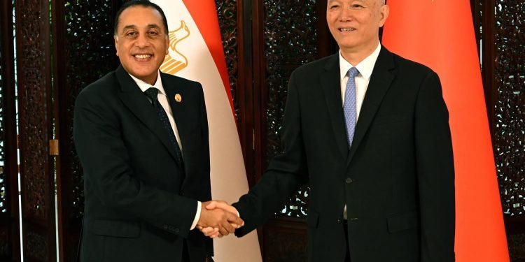 مدبولي يدعو الصين للاستثمار في السيارات الكهربائية والطاقة المتجددة وتحلية المياه