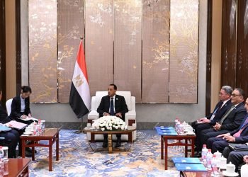 رئيس الوزراء يلتقي رئيس شركة “TBEA” الصينية المتخصصة في هندسة الطاقة وتصنيع المعدات الكهربائية