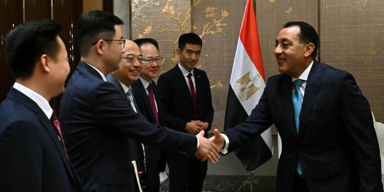 رئيس الوزراء يلتقي رئيس مجلس إدارة شركة “تيدا” الصينية القابضة