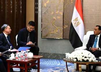 رئيس الوزراء يلتقي رئيس شركة هندسة الطاقة الصينية