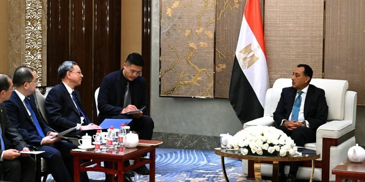 رئيس الوزراء يلتقي رئيس شركة هندسة الطاقة الصينية
