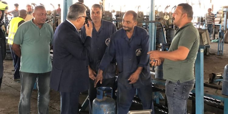 محافظ الدقهلية يفاجئ محطة غاز قلابشو ويشدد على الالتزام بالأوزان