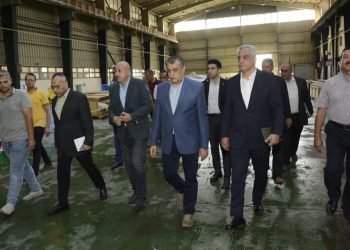 وزير الإنتاج الحربي يتفقد سير العمل بشركة أبو زعبل الهندسية