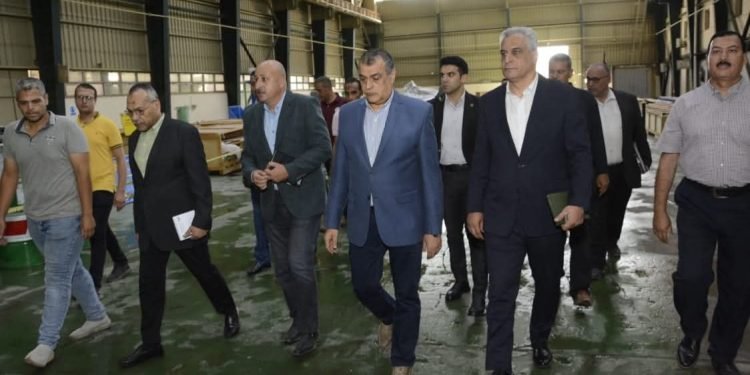 وزير الإنتاج الحربي يتفقد سير العمل بشركة أبو زعبل الهندسية