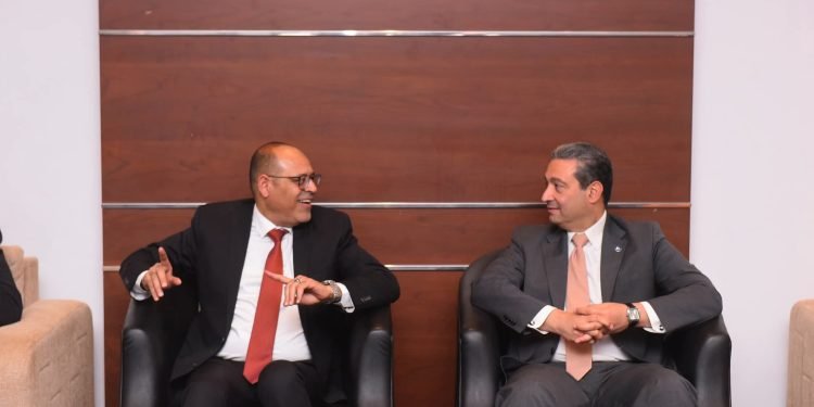 وزير العمل يشارك في ندوة تثقيفية بمواد قانون العمل الجديد