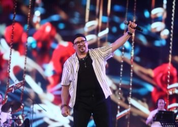 هشام عباس وكايرو كافيه وفلكلور كازاخستان على مسرح المحكى