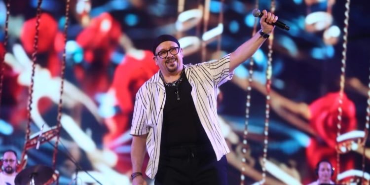 هشام عباس وكايرو كافيه وفلكلور كازاخستان على مسرح المحكى