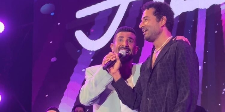 أحمد سعد يغني مع شقيقة عمرو  في حفله بمهرجان مراسي