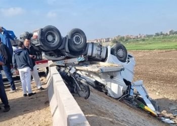 إصابة شخصين في حادث انقلاب سيارة نقل بطريق مصر – الإسماعيلية الصحراوي