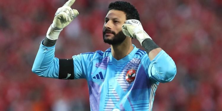 التفاصيل الكاملة لمصرع والد محمد الشناوي حارس الأهلي في حادث على طريق الواحات