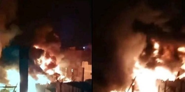 الدفع بـ 4 سيارات إطفاء للسيطرة على حريق 3 منازل بكفر شكر