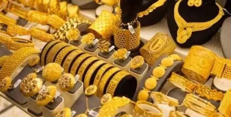 الذهب يستقر في السوق المحلي رغم تراجع الأونصة عالميًا