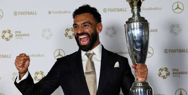 رسالة مؤثرة من شقيقة محمد صلاح بعد تتويجه بجائزة رابطة اللاعبين المحترفين