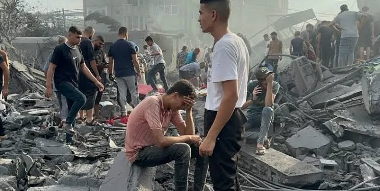 8 شهداء بغزة وصاروخ من اليمن يعترضه الاحتلال