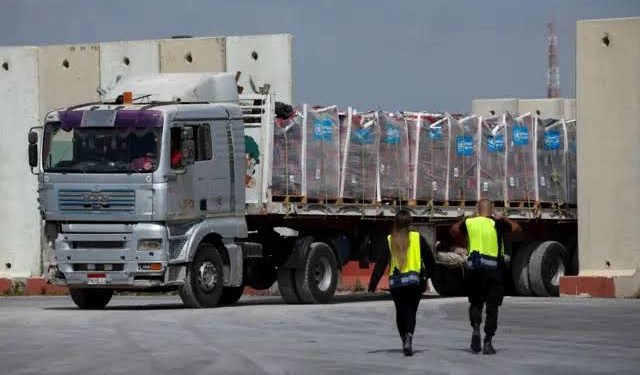 قافلة “زاد العزة” المصرية تواصل دعم غزة بـ2400 طن مساعدات