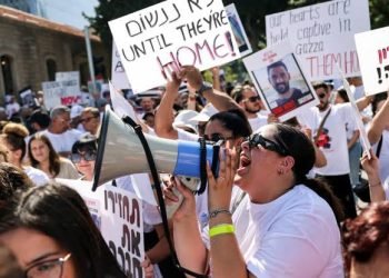 عائلات الرهائن الإسرائيليين تصعّد باحتجاجات أمام منازل وزراء الحكومة