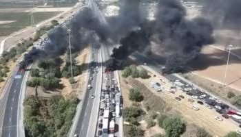 إسرائيليون يغلقون الطرق السريعة فى تل أبيب للمطالبة بإنهاء الحرب على غزة