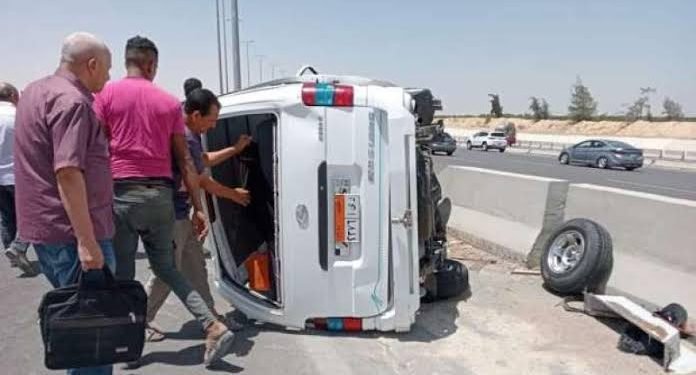 إصابة 19 شخصًا إثر انقلاب ميكروباص على صحراوي البحيرة