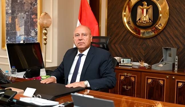 الفريق كامل الوزير يصل إلى موقع حادث انقلاب قطار مطروح