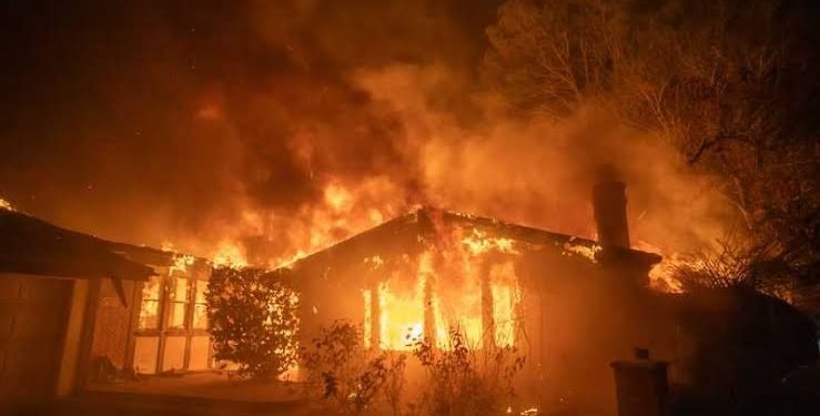 السيطرة على حريق بمخزن ورق في شارع الراهبات بدوران شبرا