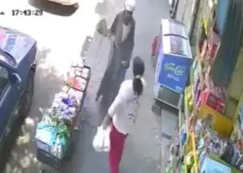 قررت التصدق بثمنه بدلًا من تناوله.. القصة الكاملة لفتاة كيس الشيبسي