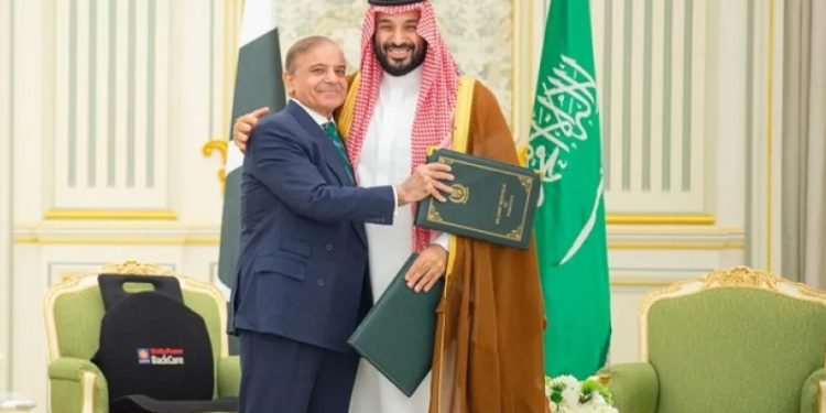السعودية وباكستان توقعان اتفاقية دفاع استراتيجي مشترك
