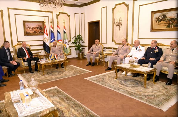 وزير الدفاع يلتقي نظيره البوسني لبحث تعزيز التعاون العسكري بين البلدين