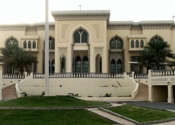 السفارة الأمريكية في قطر تأمر موظفيها بالبقاء في أماكنهم بعد انفجارات في الدوحة