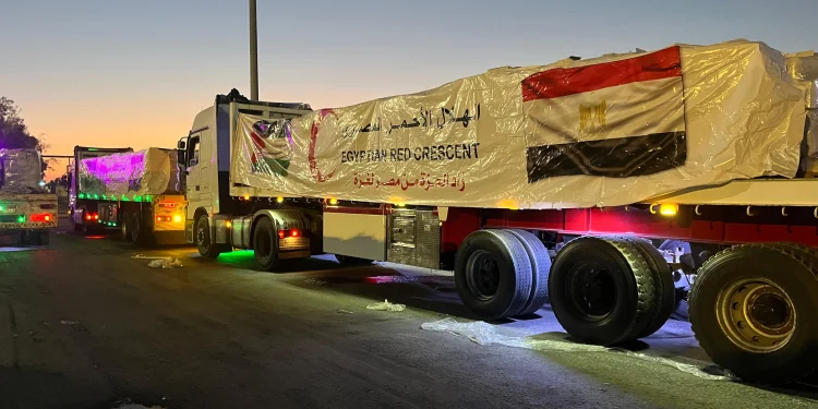 الهلال الأحمر يقدم 2750 طن مساعدات غذائية بقافلة «زاد العزة» الـ 30 إلى غزة