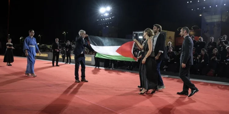 علم فلسطين يتصدر المشهد على السجادة الحمراء لمهرجان فينسيا السينمائي