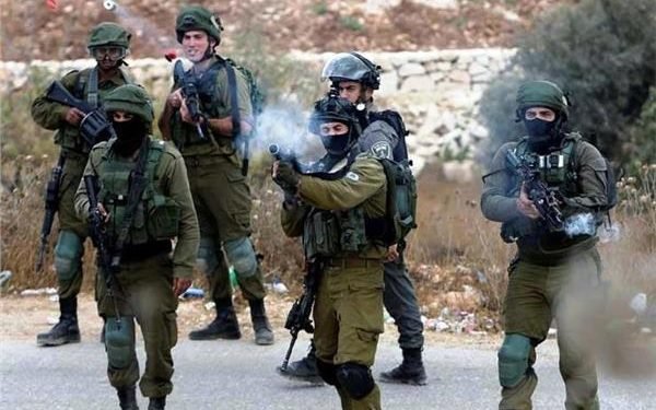 إصابة 5 شبان برصاص الاحتلال شرق رام الله وإغلاق مدخل دير جرير