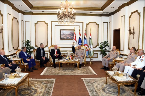 وزير الدفاع يلتقي نظيره البوسني لبحث تعزيز التعاون العسكري بين البلدين