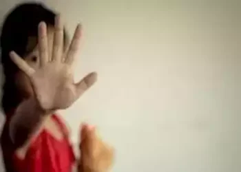 ضربتها حتى الموت.. سيدة تنتقم من صغيرة زوجها بسبب فرط الحركة