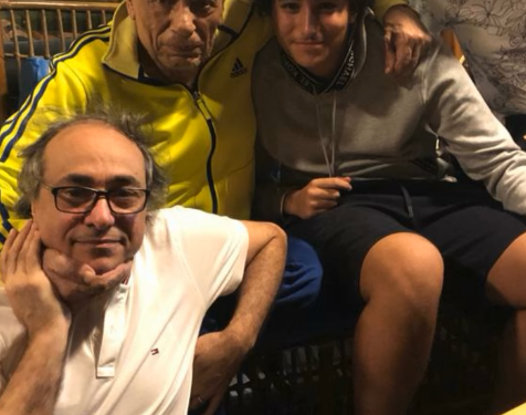 ردًا على الشائعات.. أكرم السعدني ينشر صورة للزعيم رفقة شقيقه