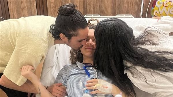 تعرضت للإجهاض.. رنا رئيس في حضن أشقائها بعد خضوعها لجراحة خطيرة