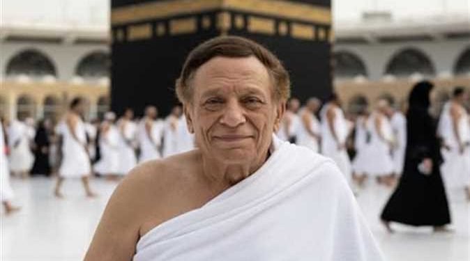 عادل إمام يثير الجدل مجددًا.. تعرف على حقيقة الصور المتداولة