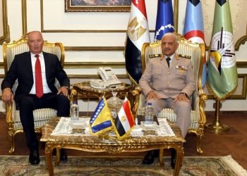 وزير الدفاع يلتقي نظيره البوسني لبحث تعزيز التعاون العسكري بين البلدين