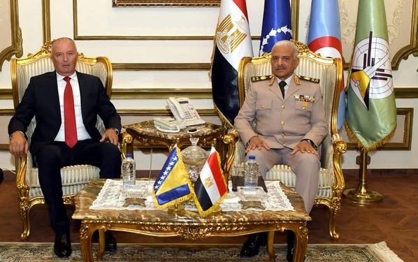 وزير الدفاع يلتقي نظيره البوسني لبحث تعزيز التعاون العسكري بين البلدين